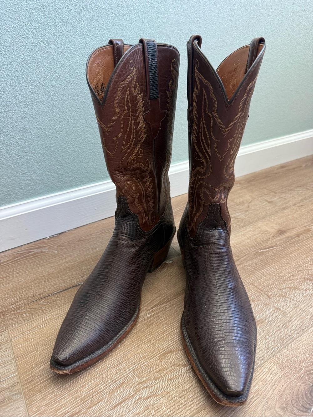Classic Men's Brown Western Cowboy Boots with Embroidered Shaft